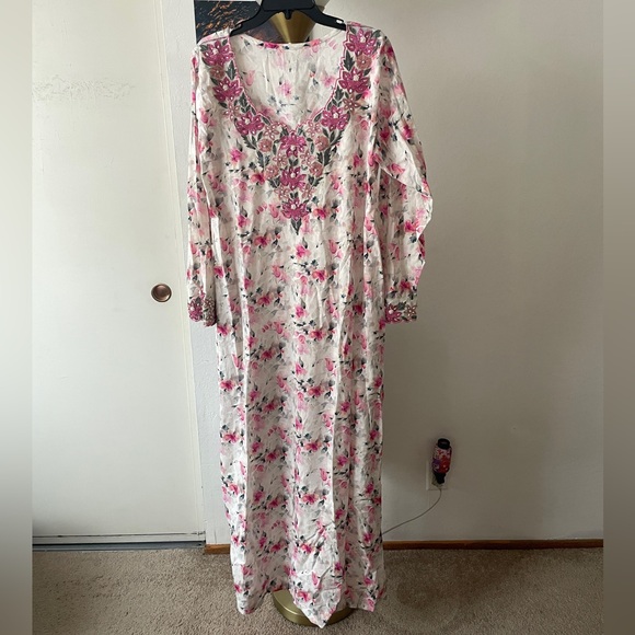 khaleeji Dresses & Skirts - Floral Pink and White Maxi Dress / mukhwar / abaya / kuftan / thobe for Ramadan